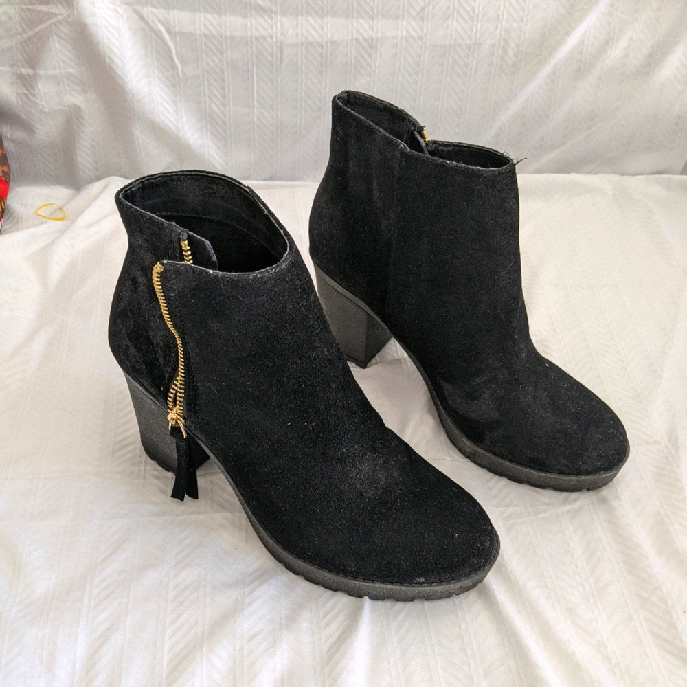 Black heeled boots